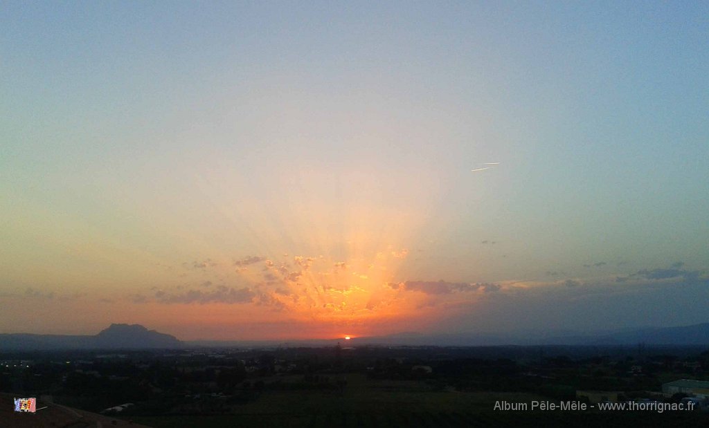 04 aout 2013.jpg - Coucher de soleil entre l'Esterel et le massif des Maures. 04 aoüt 2013. 20H46